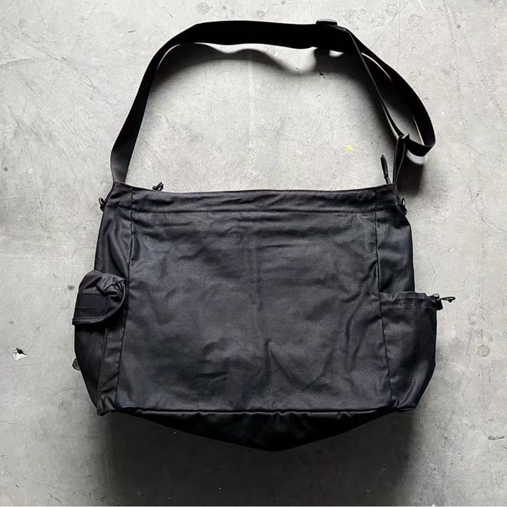 Supreme Black Messenger Bag - Picture 2 of 5
